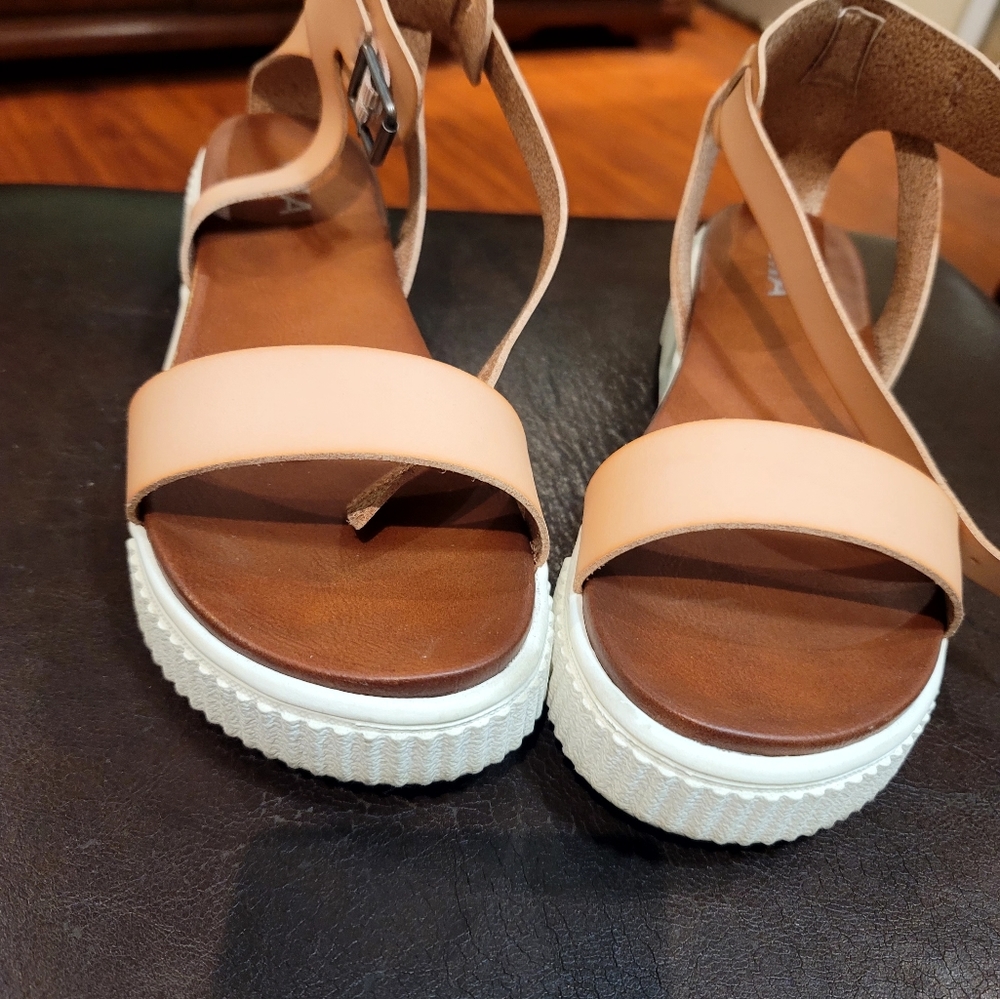 Sandles - Picture 3 of 4